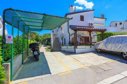 Apartments with a parking space Njivice, Krk - 20542