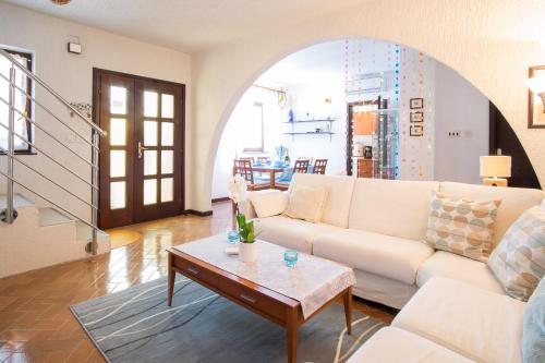 Apartment with private pool and arbor