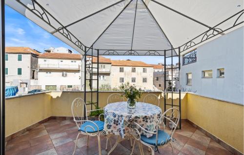 Awesome Apartment In Zaton With Wifi