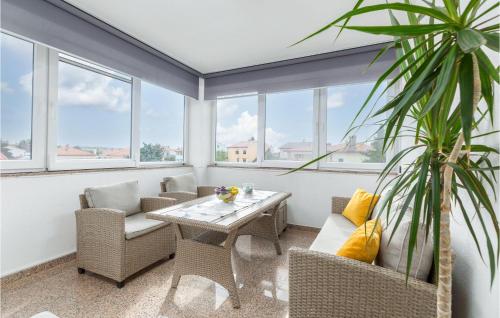 3 Bedroom Nice Apartment In Valbandon