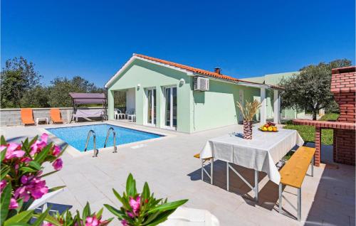 Four-Bedroom Holiday Home In Fazana