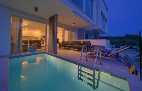 VILLA SOLIS LACUS modern Apartment - private heated pool - Smart TV Sky X - Free parking