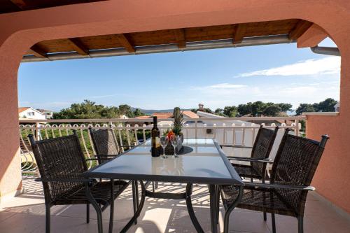 Seaview & Balcony Apartment PETRA