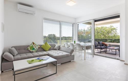 Awesome Apartment In Stinjan