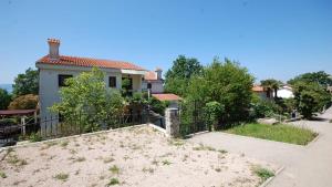 Apartments with a parking space Njivice, Krk - 21763