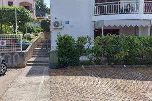 Apartments with parking space Njivice, Krk - 21772
