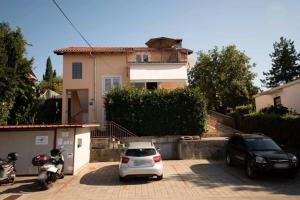 Family friendly apartments with a swimming pool Njivice, Krk - 21862