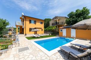 Apartments with a swimming pool , Krk - 22249