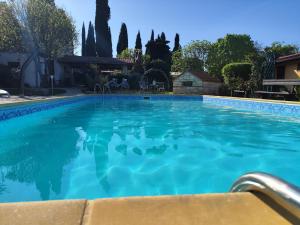 Poolside compact family cottage Bella