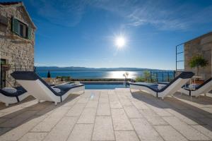 Renovated Beachfront Villa With Stunning Viewss
