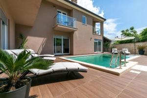 Modern villa Luna with pool