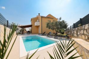 MY DALMATIA - Holiday home Nekic with private swimming pool and sea view