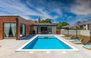 Beautiful Home In Rovinjsko Selo With Sauna