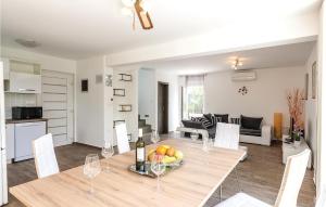 2 Bedroom Lovely Home In Fazana