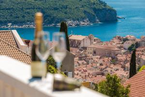 Guest house AllineedDubrovnik Choose between Double room or penthouse or studio apartments FREE PARK