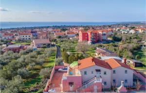 2 Bedroom Cozy Apartment In Peroj
