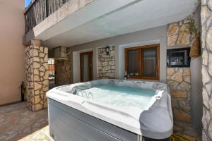 Apartment Loro with Jacuzzi