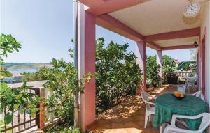 1 Bedroom Cozy Apartment In Posedarje