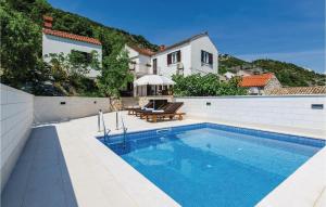 Cozy Home In Oslje With Outdoor Swimming Pool