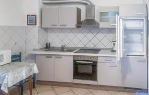 Cozy Apartment In Njivice With Wifi