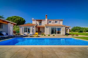 Family-Villa Captains House, beheizter Pool und riesiger Garten
