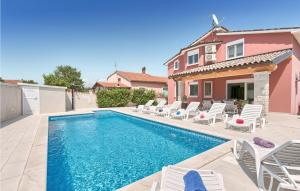 Awesome Home In Stinjan With Wifi