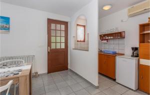 Cozy Apartment In Malinska With Kitchen