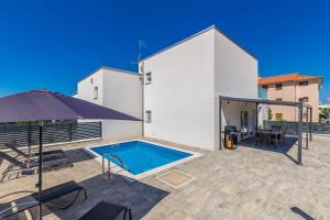 Holiday house SUNLIGHT with heated pool