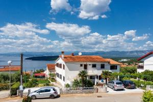 Apartments with a parking space Njivice, Krk - 20505
