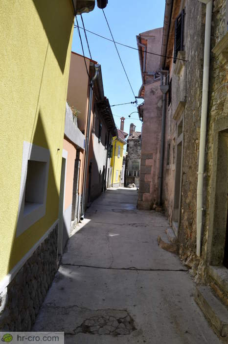 Narrow street between old houses - Photo: 900002-55 Narrow street between old houses