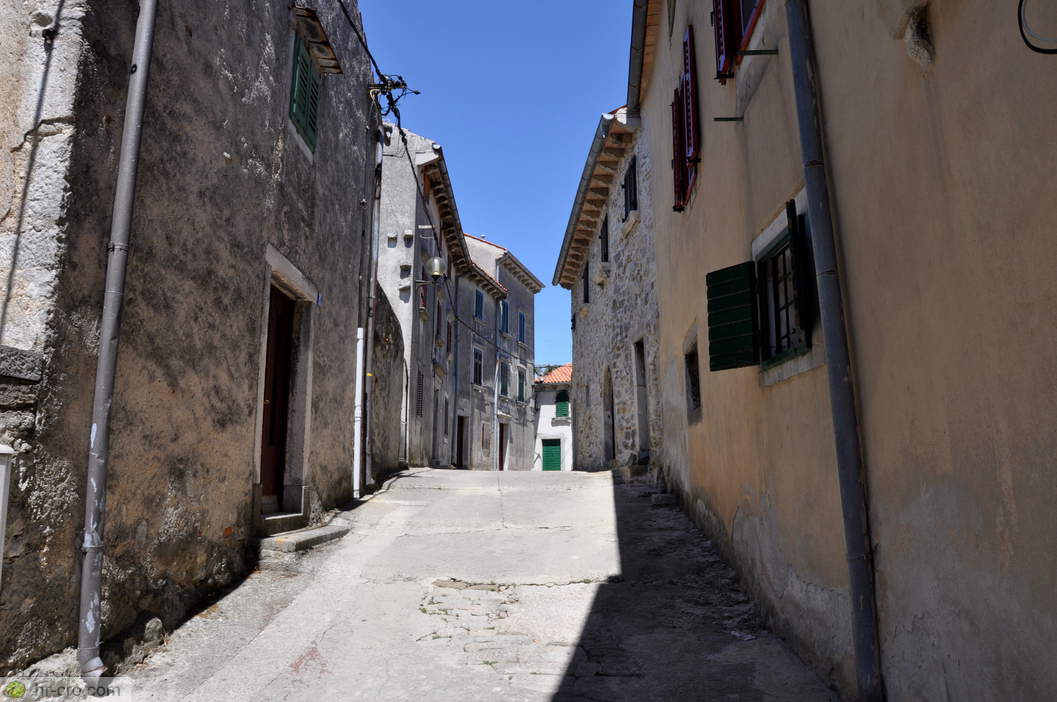 Street with stone façades - Photo: 900002-56 Street with stone façades