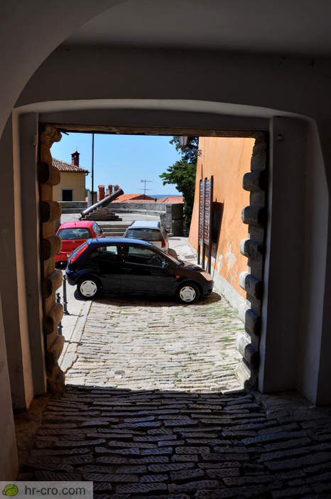 Pogled skozi obokan prehod proti trgu
