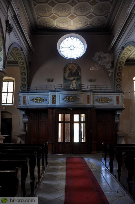 Pogled proti koru nad cerkvenim vhodom - Fotografija: 900048-14 Pogled proti koru nad cerkvenim vhodom