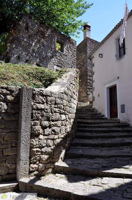 Treppe zwischen alten Häusern