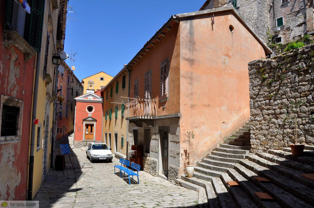 Church and neighbouring houses in the narrow street - Photo: 900064-0 Church and neighbouring houses in the narrow street