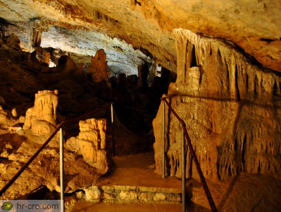Trail between stalactites in the Mramornica Cave