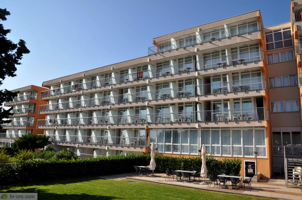 Hotelfassade am Poolbereich