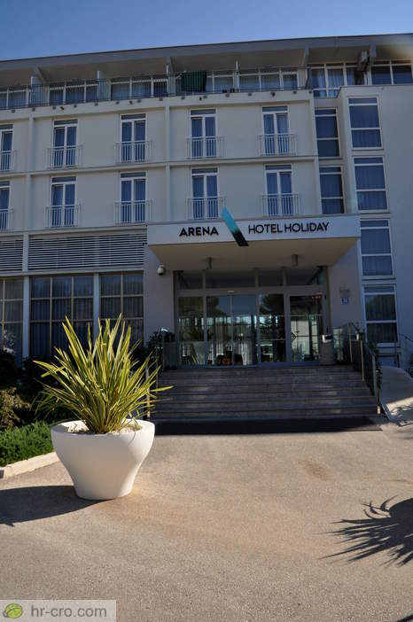 Haupteingang des Arena Hotel Holiday