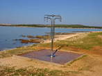 Pošesi - Outdoor shower on the grassy shore 