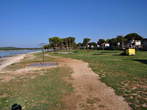Pošesi - Path between the shore and a grassy area 