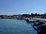 Harbour - Motorboats along the harbour edge 