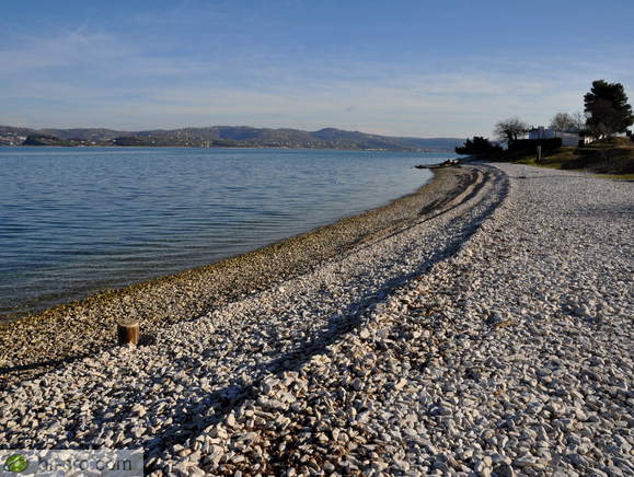 Plaža z majhnimi kamni