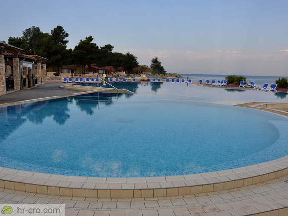 Bazen pri gusarski ladji