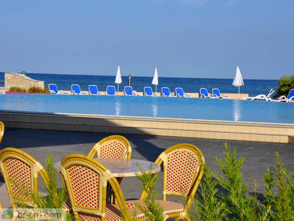 Pogled na bazen in morje