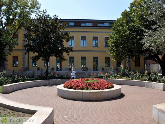 Mestna hiša ob mestnem parku