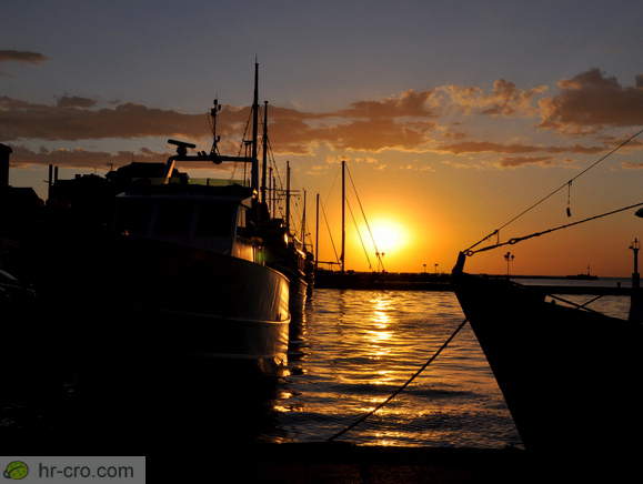 Obala Josipa Broza Tita ob sončnem zahodu