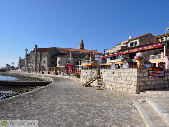 Promenada ob južni obali starega mestnega jedra Umaga