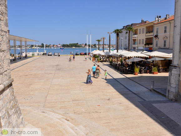 Trg slobode v bližini morja