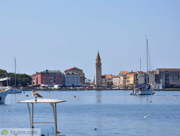 Zvonik v Umagu od daleč