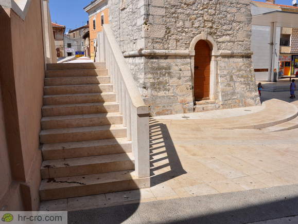 Stopnice proti mestni cisterni